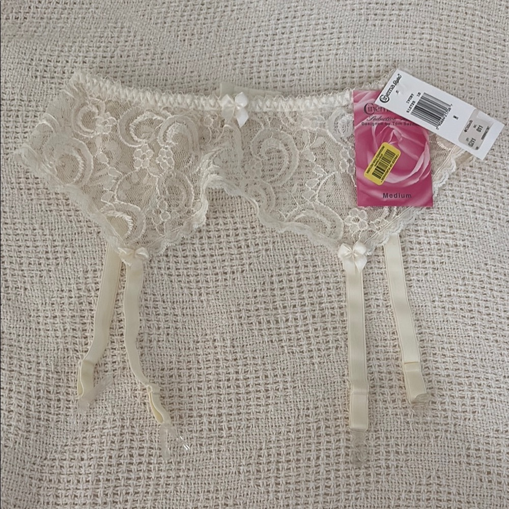 New with tags Vintage Cinema Etoile Ivory Lace Garter Belt
